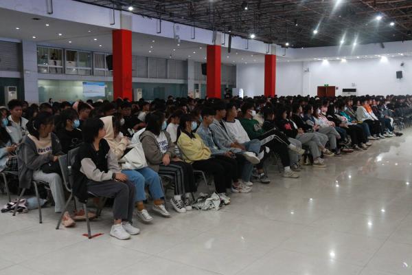 今年会jinnianhuicom2021级新生聆听党史讲座(图3)